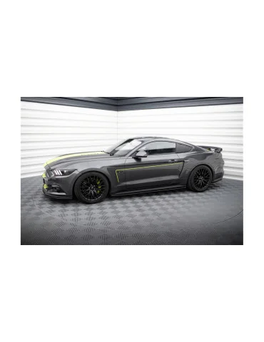Rajouts de bas de caisse Street Pro Ford Mustang VI GT noir et rouge