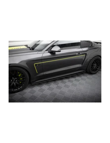 Rajouts de bas de caisse Street Pro Ford Mustang VI GT noir et rouge