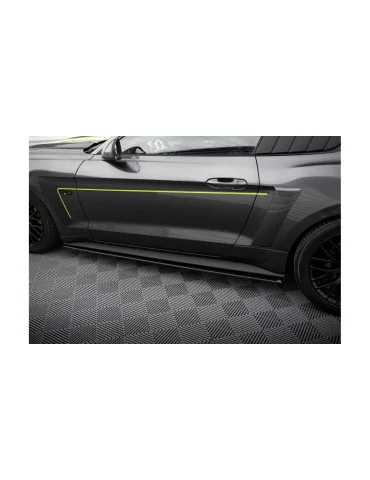 Rajouts de bas de caisse Street Pro Ford Mustang VI GT noir et rouge